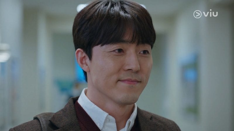 อีมูแซง (Lee Moo Saeng) ในบทหมอคิมยุนกี (Kim Yoon Ki) ผู้พิทักษ์หมอจีซอนอู ใน The World of the Married (A World of the Married Couple)