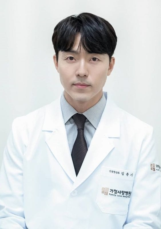 ภาพนิ่ง character ตัวละคร หมอคิมยุนกี ที่รับบทโดย อีมูแซง (Lee Moo Saeng) ในซีรีส์ A World of Married Couple (The World of the marreid)