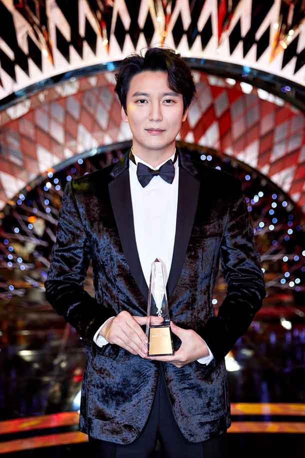 ภาพคิมนัมกิลกับรางวัลแดซังในงานประกาศผลรางวัล 2019 SBS Drama Awards